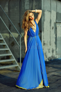 时装模特造型性感，身穿蓝色长裙