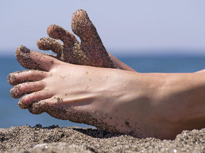 沙滩上的桑迪疯女人脚趾