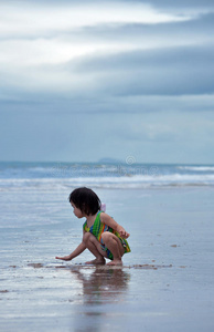 亚洲女孩独自在大海边玩耍图片