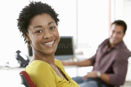 办公室里微笑的年轻女商人的画像
