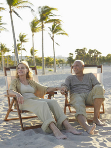 老年夫妇在海滩的躺椅上放松