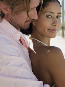 男人从背后拥抱女人照片