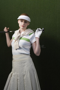背着高尔夫球棒的女子