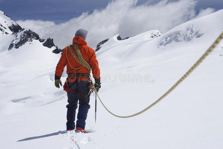 雪山上与安全线相连的徒步旅行者