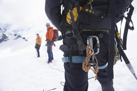 背包和安全绳在雪山和两个朋友在一起啊