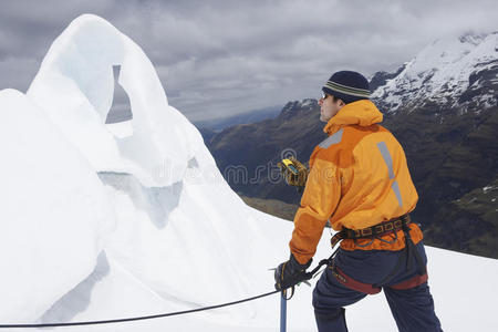 山地冰层指南针登山运动员图片