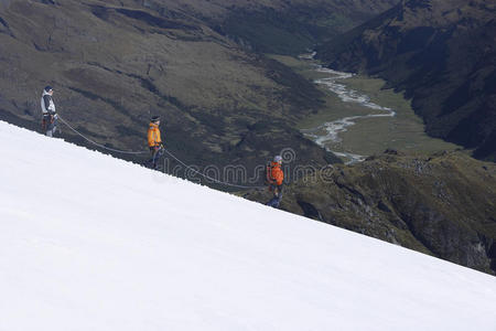 登山者下雪坡