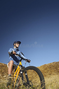 在田里骑自行车的女人