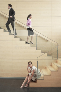 女商人和同事一起用手机爬楼梯进来