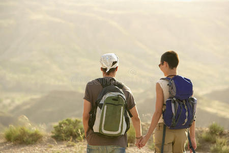 登山夫妇登上山顶