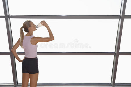 健身俱乐部女性饮用水图片
