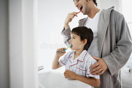 父子刷牙