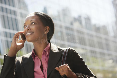 女商人用手机顶楼图片