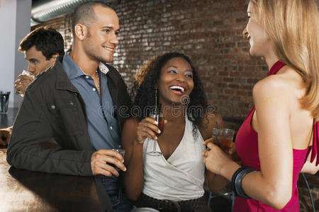 和朋友在酒吧喝酒