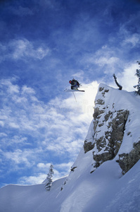 滑雪者从山上跳下来