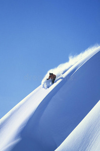 滑雪者在陡坡上滑雪