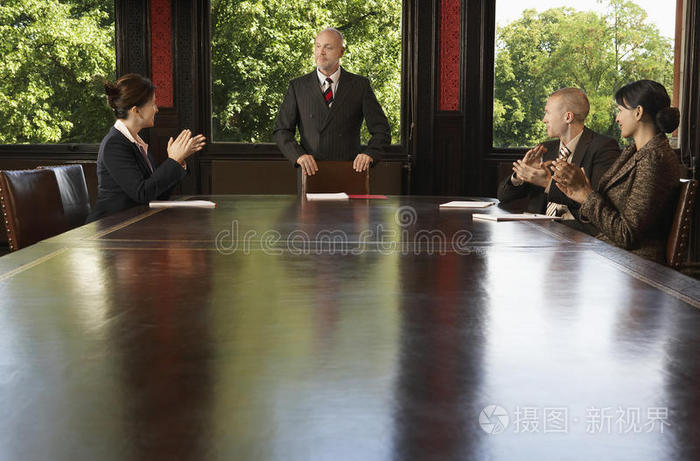 商务人士围着会议桌开会
