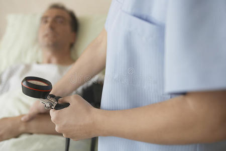 护士测量病人血压和脉搏