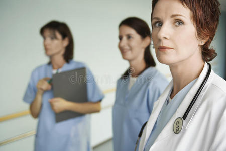 女医生两个护士