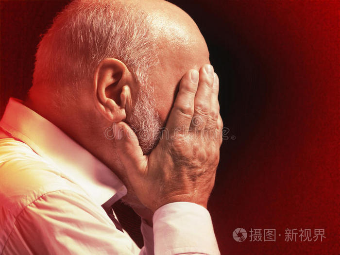 双手抱头的中年商人