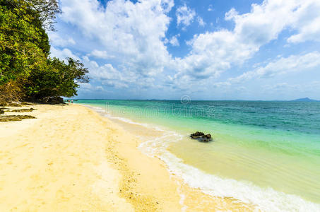 海滩上的白沙滩。在泰国波达岛