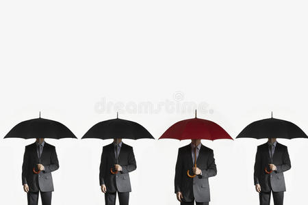 一排撑着雨伞的商人图片