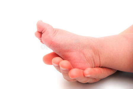 婴儿踩在母亲的手上