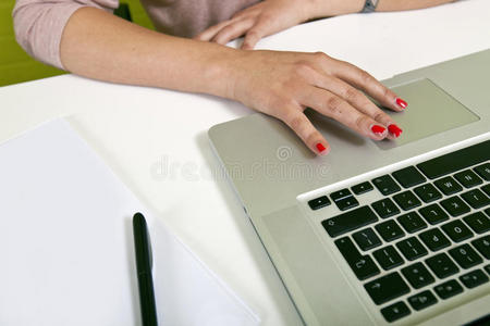 关闭妇女的手在笔记本电脑上打字