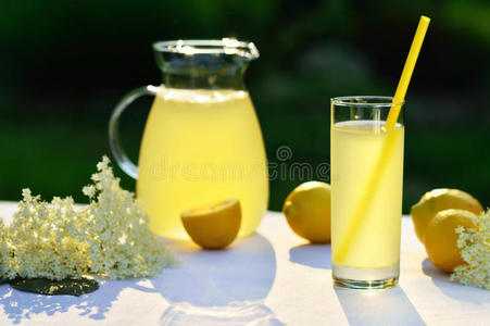 花园里桌上放着柠檬的接骨木果汁