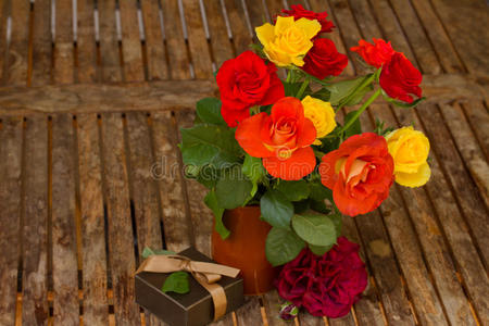 木桌上的玫瑰花束