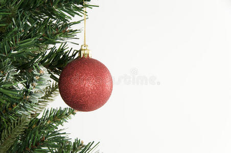 白色背景的圣诞树和红色装饰品