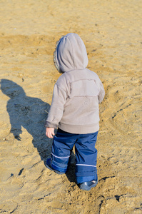 在海滩上散步的小男孩