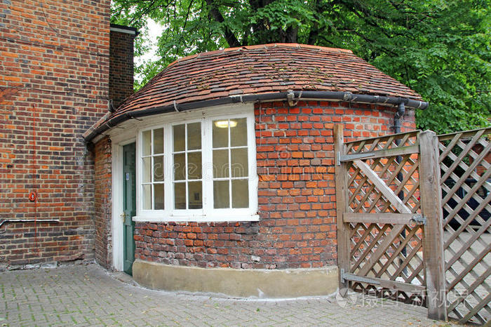 旧的有门圆形住宅