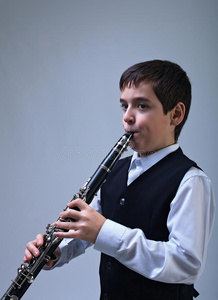 吹单簧管的男孩
