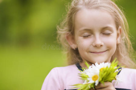 可爱的小女孩在花丛中呼吸