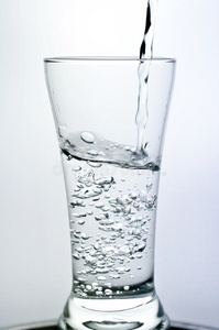 往杯子里倒满水，显示出一种饮料的概念