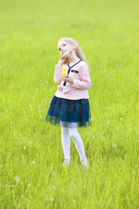 站在草地上的小女孩
