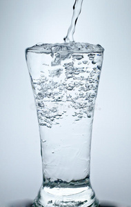 往杯子里倒满水，显示出一种饮料的概念