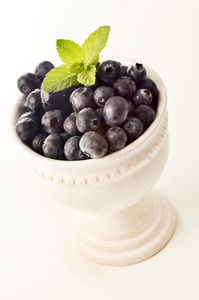 白瓷碗里的蓝莓