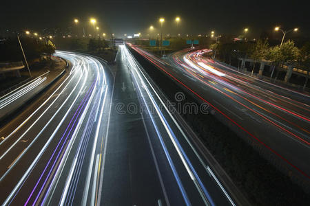 看黄昏城市彩虹夜间高速公路上的交通