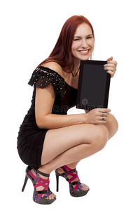 年轻女子拿着一台空白平板电脑微笑。