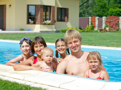 泳池里的家人