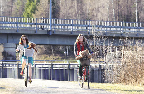 两个女孩在公园里骑自行车