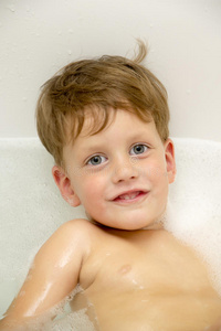 可爱的三岁男孩用泡沫洗澡