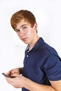 可爱的帅哥用手机拨号voip 呼叫彩色玻璃按钮传入呼叫平平方的矢量