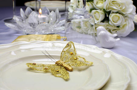 婚礼桌板上金色蝴蝶翅膀的特写镜头
