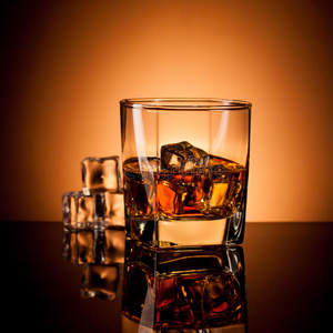 玻璃杯威士忌图片