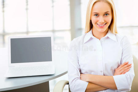 年轻的女商人在用笔记本电脑