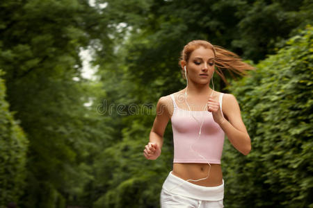 女跑步者。健身女孩跑步