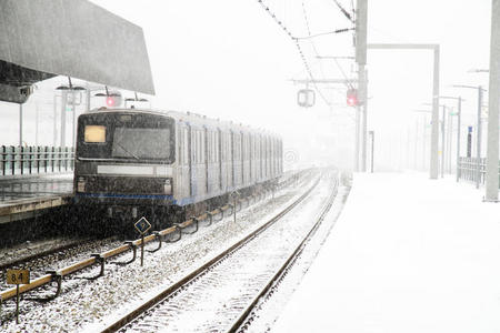 阿姆斯特丹暴风雪中的火车